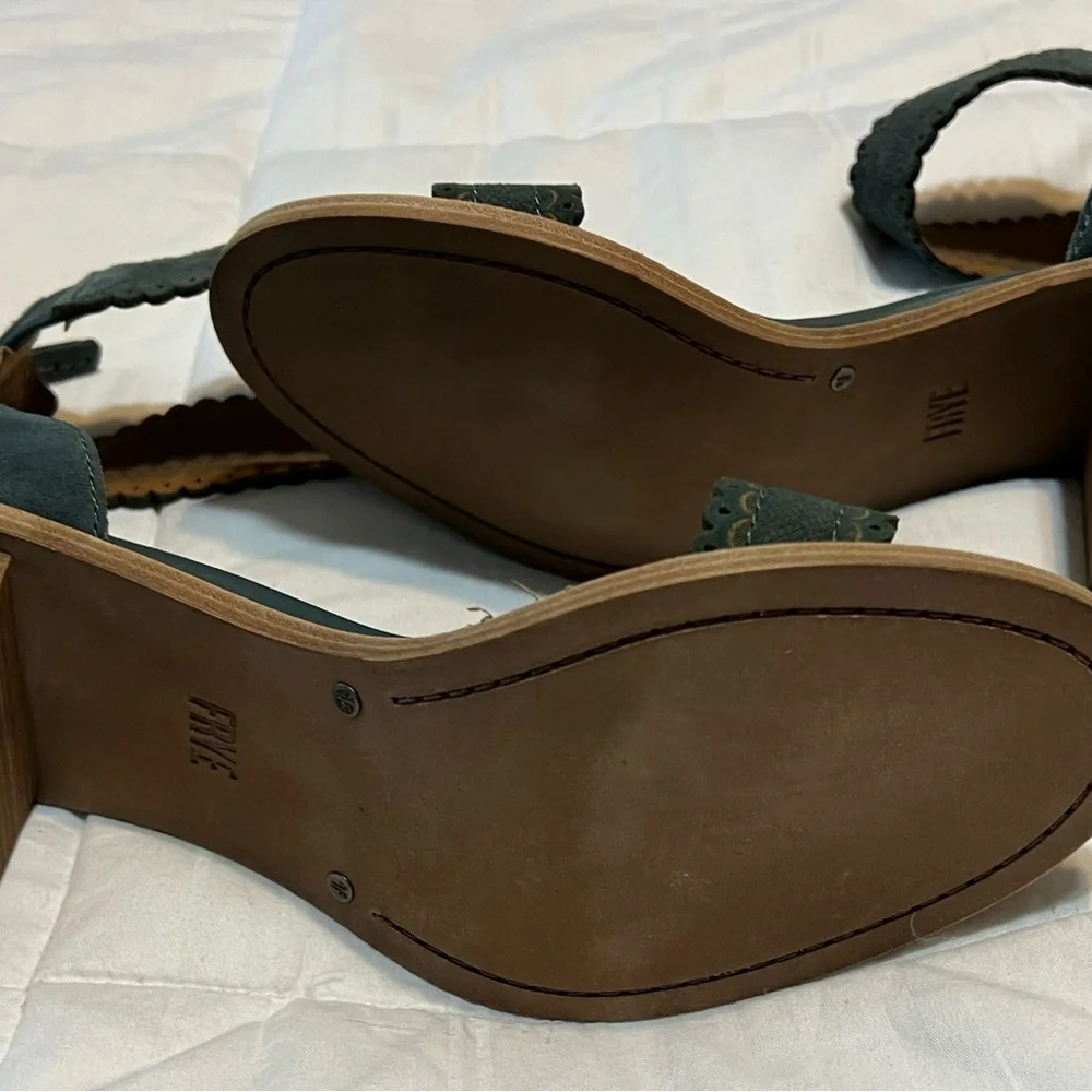 Frye Block Heel Shoe. Size 8.5.  Never worn. - Picture 7 of 7